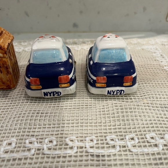 2 sets of Salt and Pepper Shakers. Minature OutHouse S&P and NYPD police car S&P - Picture 7 of 13